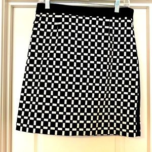 White House Black Market|| Black/white print lined skirt w/waist and side trim